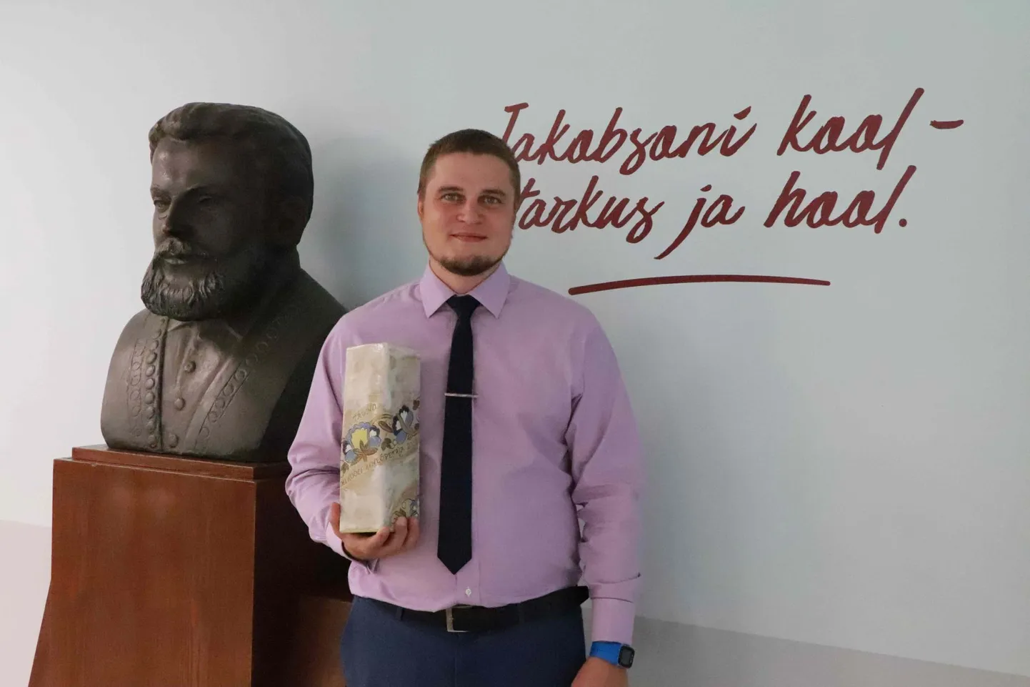 16. detsembrist hakkab Viljandi Jakobsoni kooli juhtima Tauno Tilk, kes septembri lõpust on täitnud seal direktori kohusetäitja rolli. Ühtlasi on Tilk Jakobsoni kooli keemiaõpetaja ja valiti tänavu Viljandimaa aasta põhikooli aineõpetajaks.