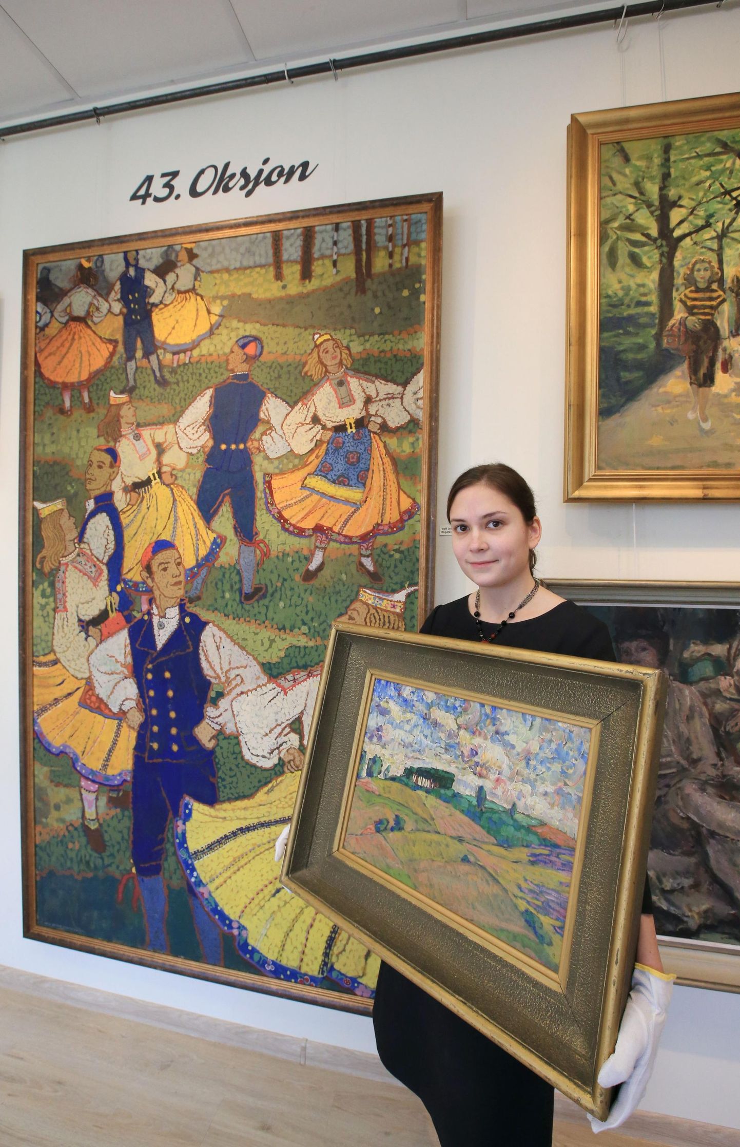 E-kunstisalongi galerist Kaari Koch näitab oksjoni kalleimat maali, Konrad Mägi «Viljandi maastikku».