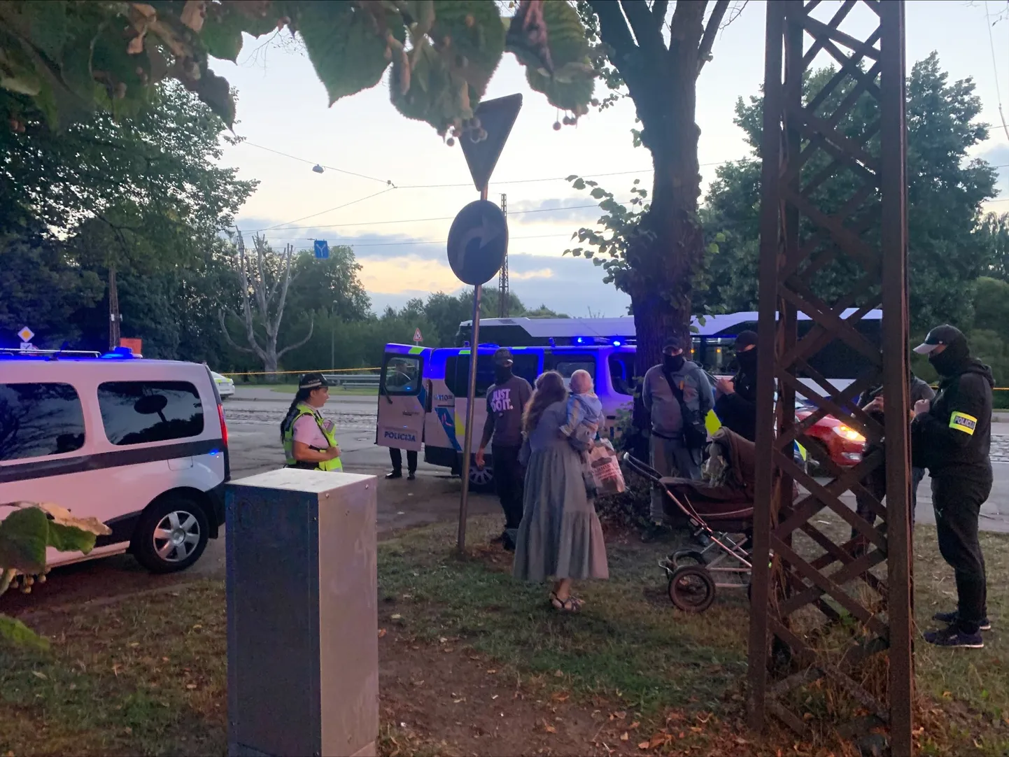 Вечер 25 августа в парке Победы, где в четверг был снесен обелиск