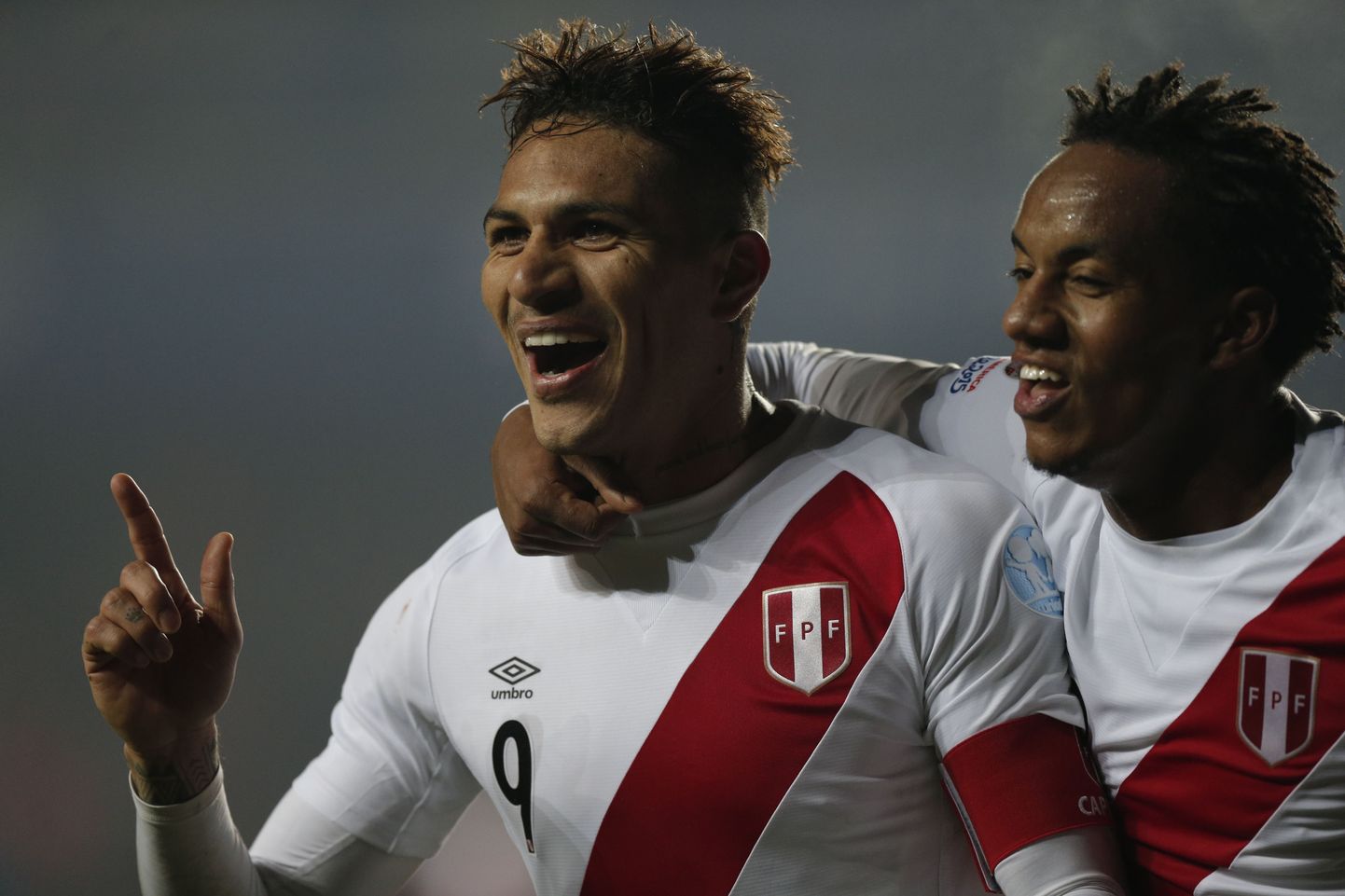 Peruu teise värava löönud Paolo Guerrero (vasakul) koos esimese värava autori Andre Carrilloga.