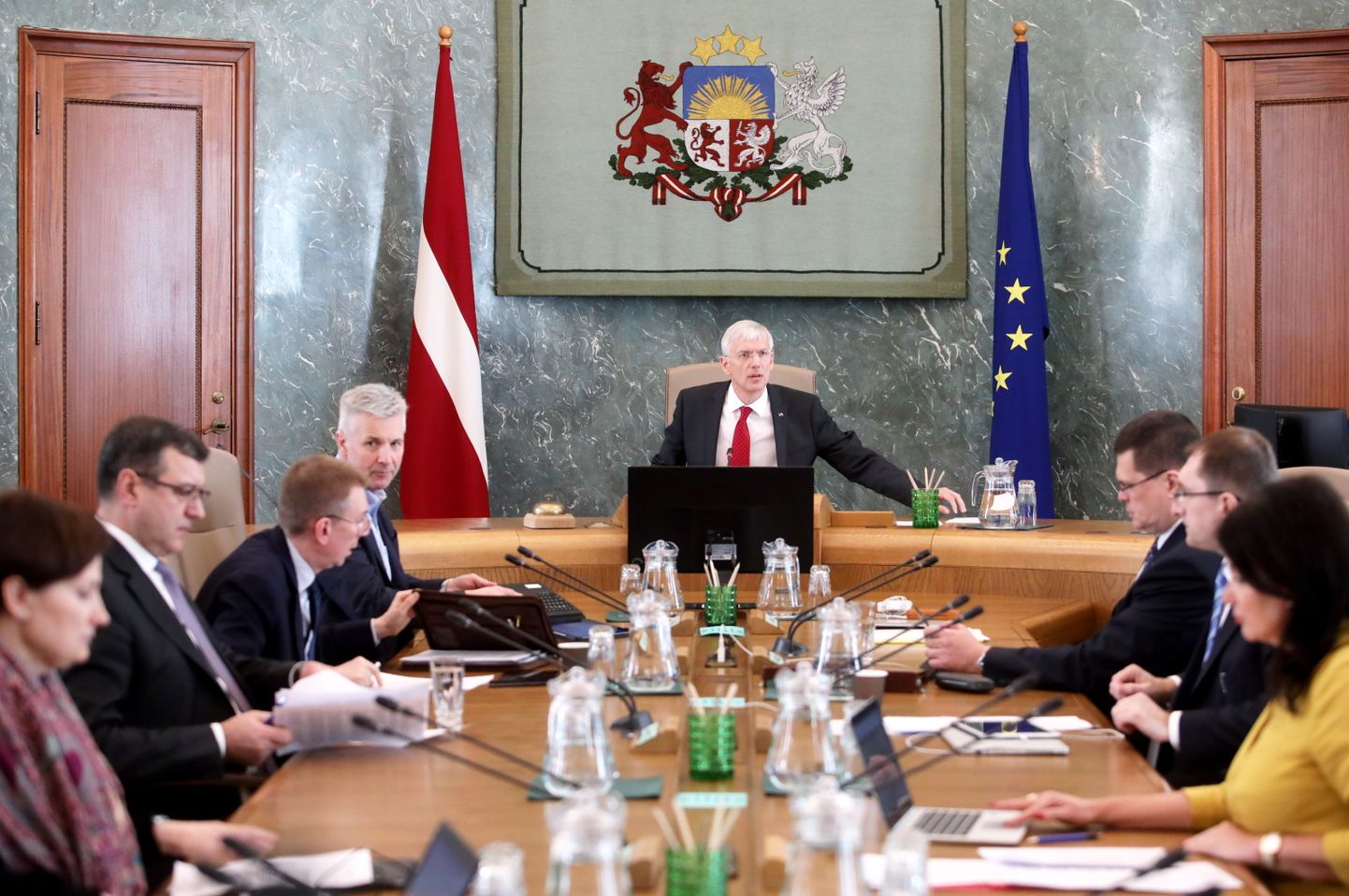 Ministru prezidents Krišjānis Kariņš (centrā) un ministri pirms Ministru kabineta ārkārtas sēdes, kurā lems par atbalsta pasākumiem Covid-19 krīzes skartajiem uzņēmumiem.