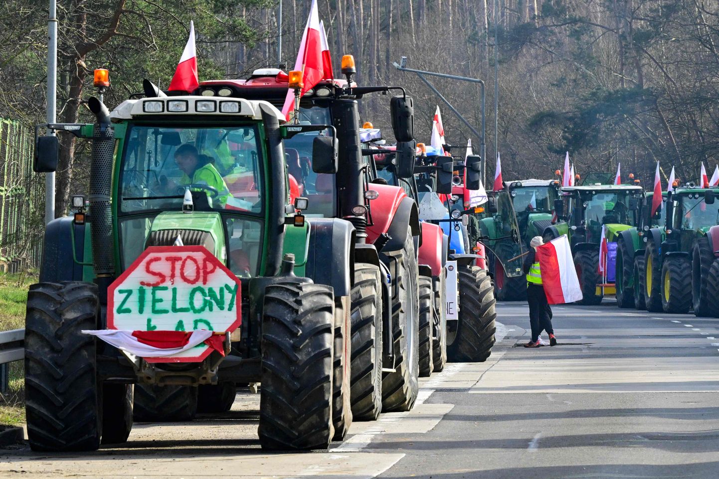 Rahulolematud Poola põllumehed Saksamaa piiripunkti lähedal.