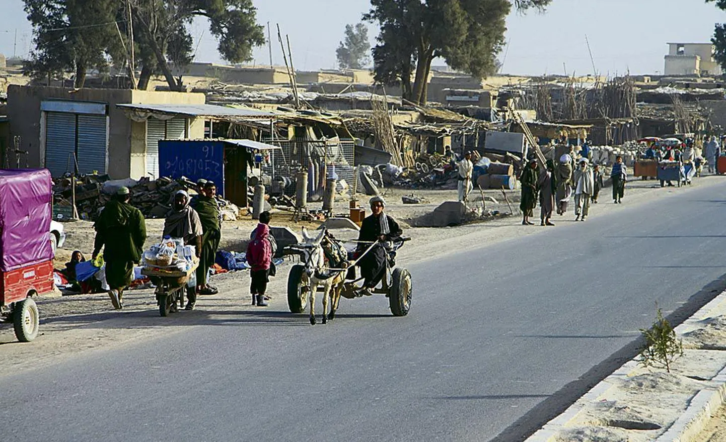 Lashkar Gah tänavapilt. 1950. aastatel rajasid ameeriklased moodsa linnaosa laiade bulvaritega. Linna kutsuti toona väikeseks Ameerikaks.