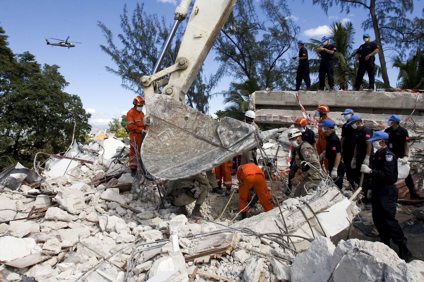 Hiina ja Brasiilia päästetöötajad ÜRO esinduse rusude otsas Port-au-Prince'is.