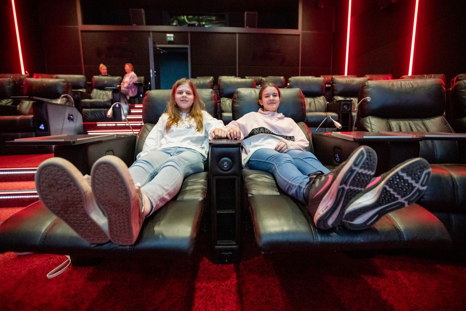Anete (vasakul) ja Carola (paremal) vaatavad kinos meelsasti fantaasiafilme või Disney multikaid.