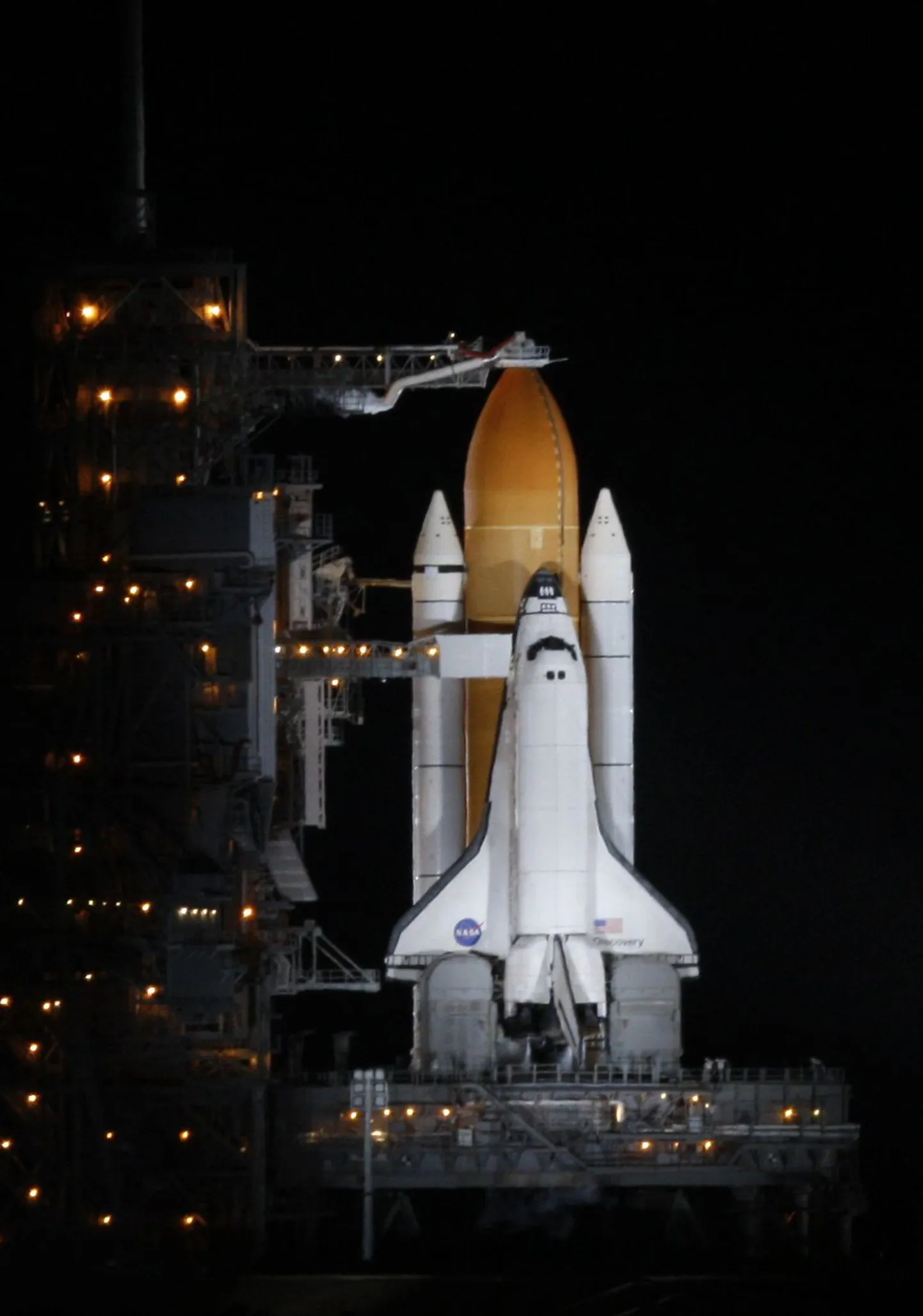 Discovery Kennedy kosmosekeskuses stardiluba ootamas.