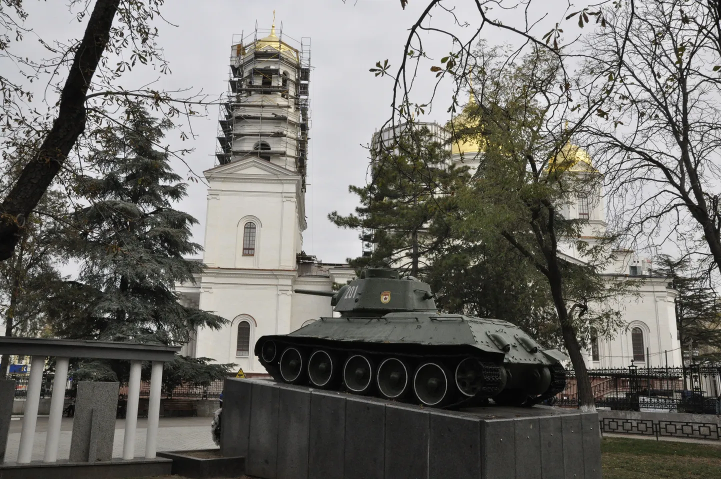 Simferopoli kesklinnas seisvad kõrvuti õigeusu kirik ja monument tankile, mis õnneks sihib napilt kirikust mööda.