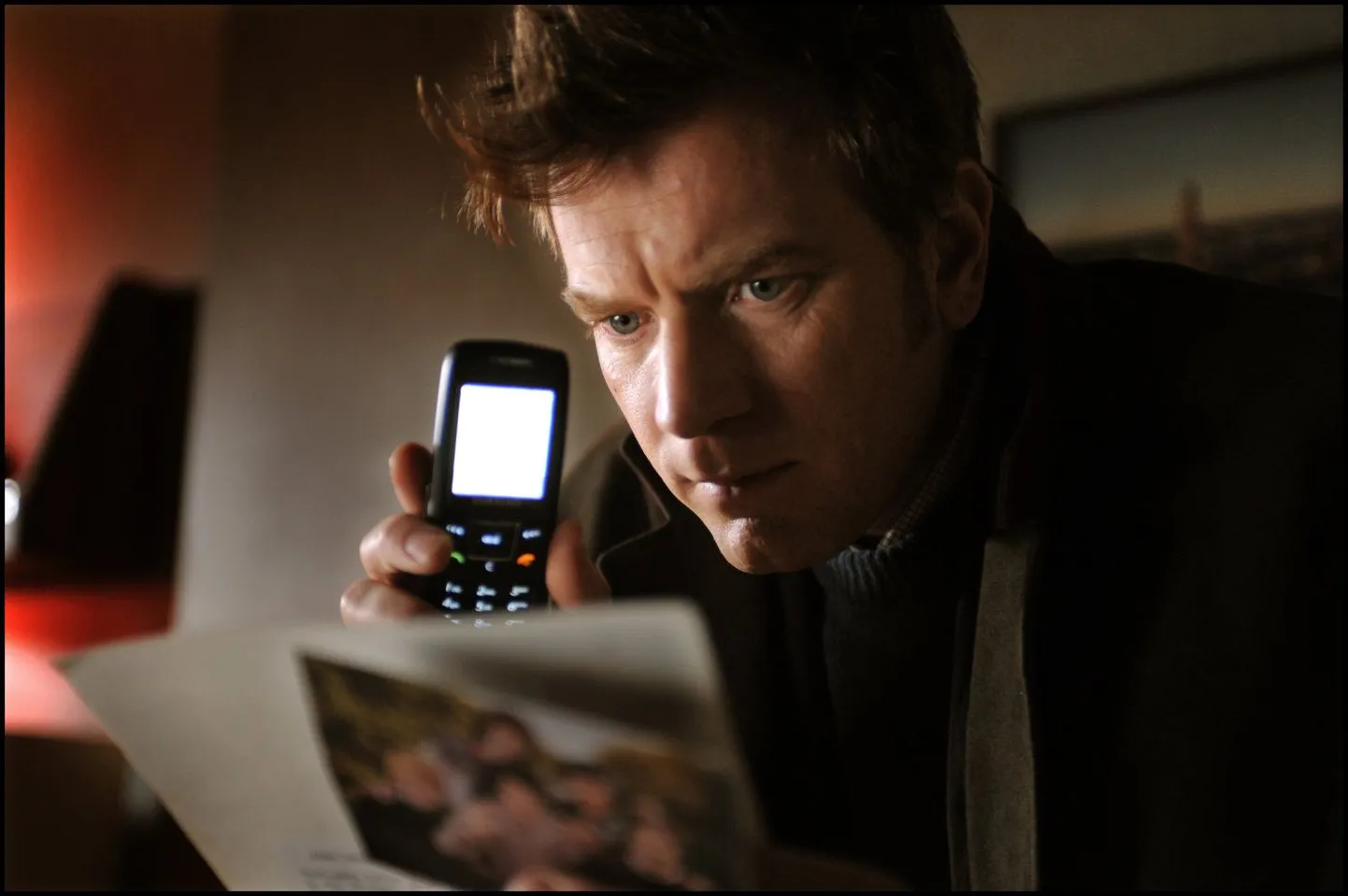 Variautor (Ewan McGregor) uurib Adam Langi saladust.