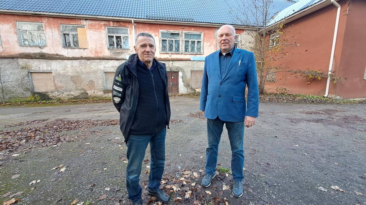 Vanatehnikaklubi Vänt president Raivo Ojaveer (vasakul) ja liige Mati Kuklane peavad plaani koolimajale uus elu anda.