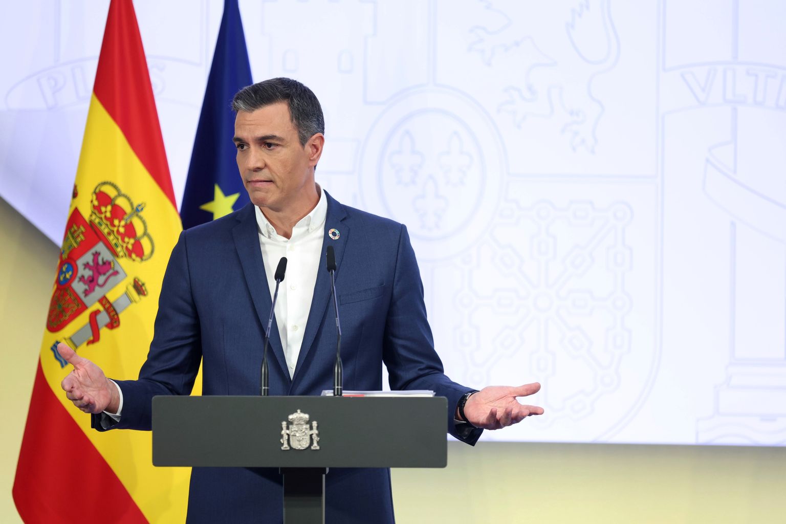 Lipsuta Hispaania peaminister Pedro Sánchez tegi kontoritöötajatele üleskutse lipsud varna jätta.