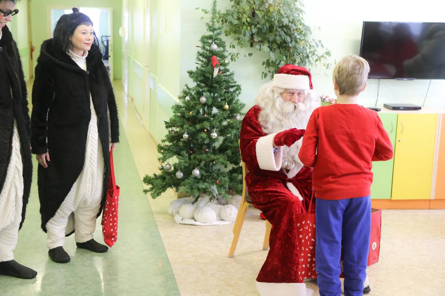 Neli Ugala teatri näitlejat üllatasid Viljandi haiglas viibivaid lapsi kingitustega.