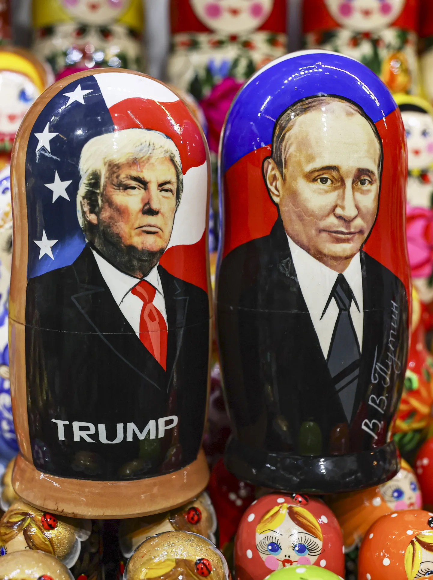 USa presidendi Donald Trumpi ning Venemaa presidendi Vladimir Putini kujutisega matrjoškad 13. veebruaril Moskva suveniiripoes.