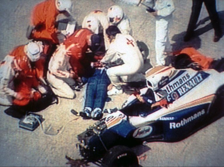 Ayrton Sennat proovitakse elustada / kod 436