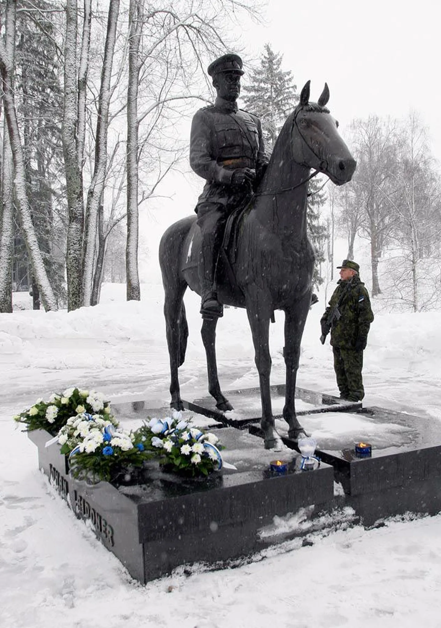 Nagu traditsiooniks, on ka tänavu kavas vabariigi aastapäeval kindral Johan Laidoneri kuju juurde lilli viia.