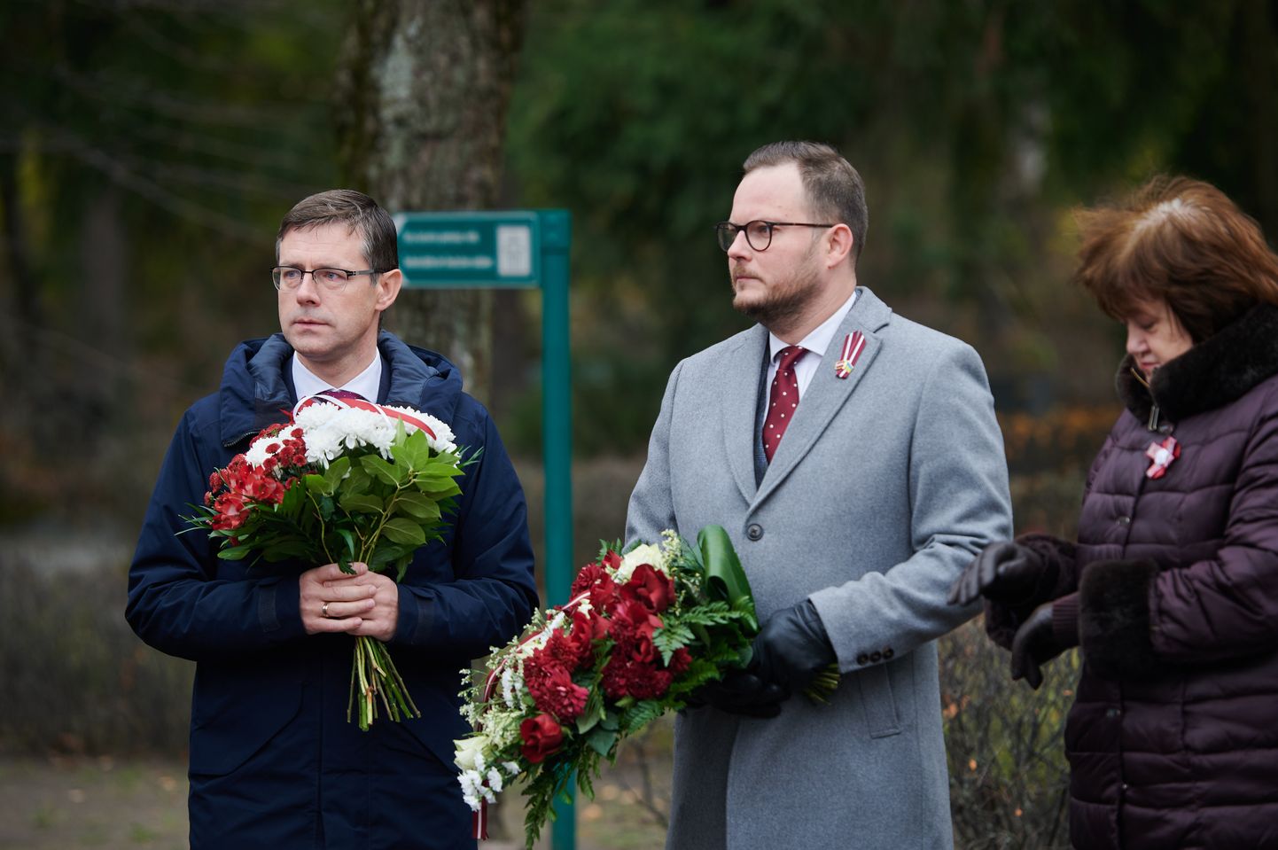 Rīgas Meža kapos svinīgi atklātas Lāčplēša kara ordeņa kavalieru piemiņas stēlas