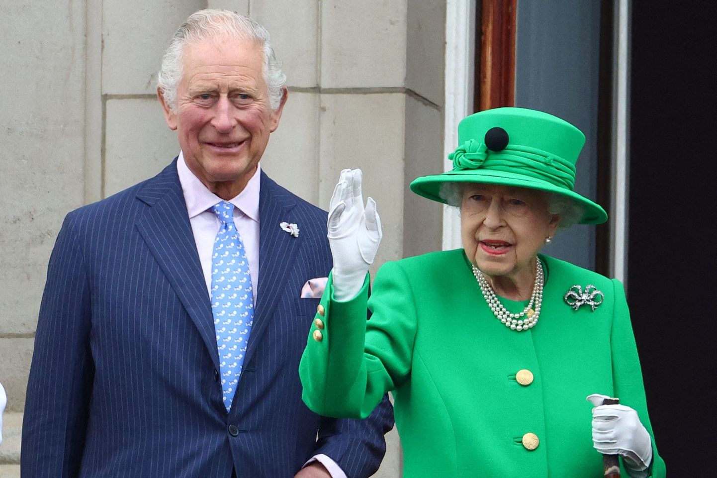 Kuninganna Elizabeth II 70. troonijuubel. Vasakul troonile asuv Charles.