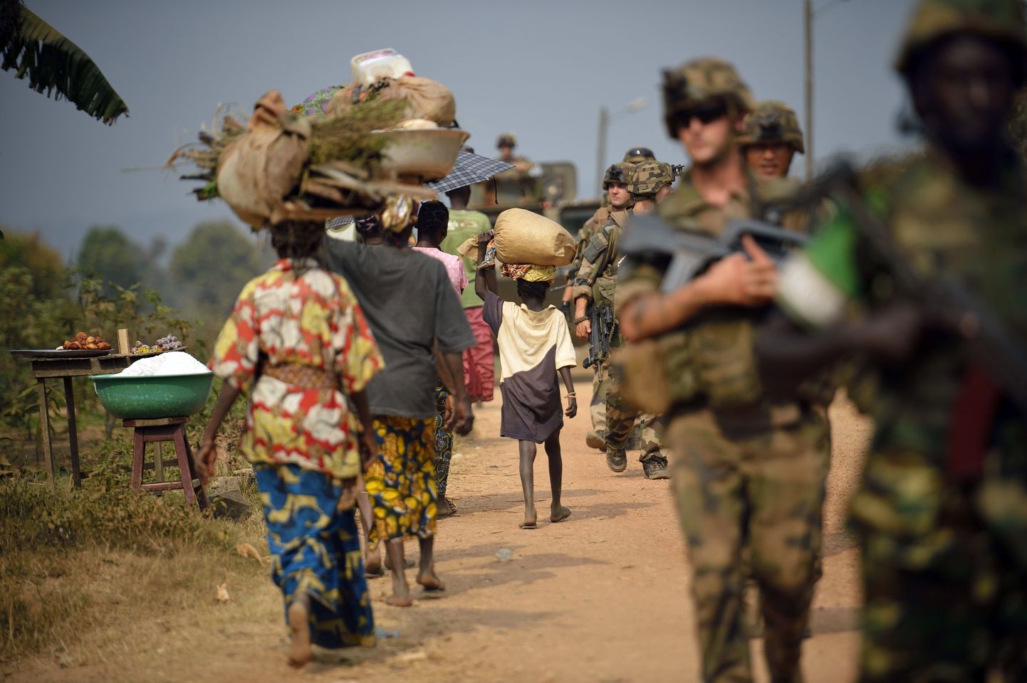 Prantsuse ja Burundi sõdurid Bangui tänaval patrullis.