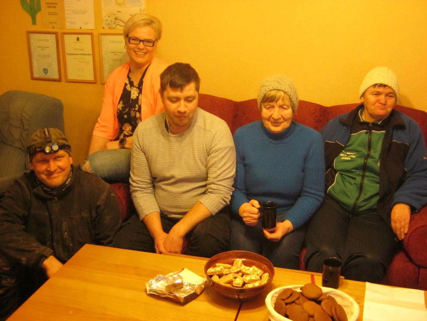 Karjatnurme kogukonna liikmed, nende seas Ardi Kolju (vasakult), Margit Kolju, Hargo Johanson, Maie Saaremets ja Siivi Pehk, panid paika plaane, kuidas külaelu elavdada.