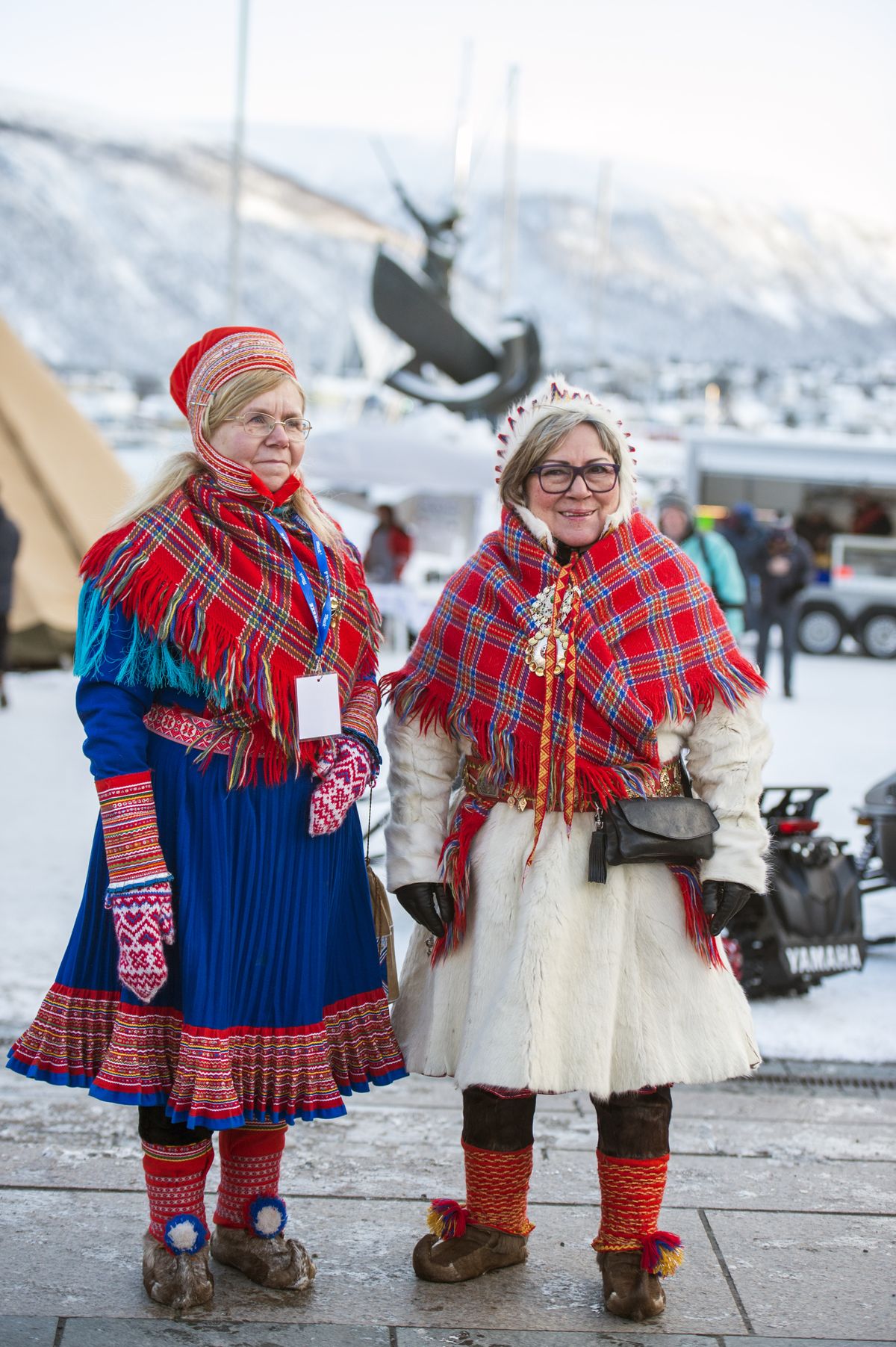 Sāmu sievietes tradicionālajos tautastērpos. Trumses reģions Norvēģijas ziemeļos.