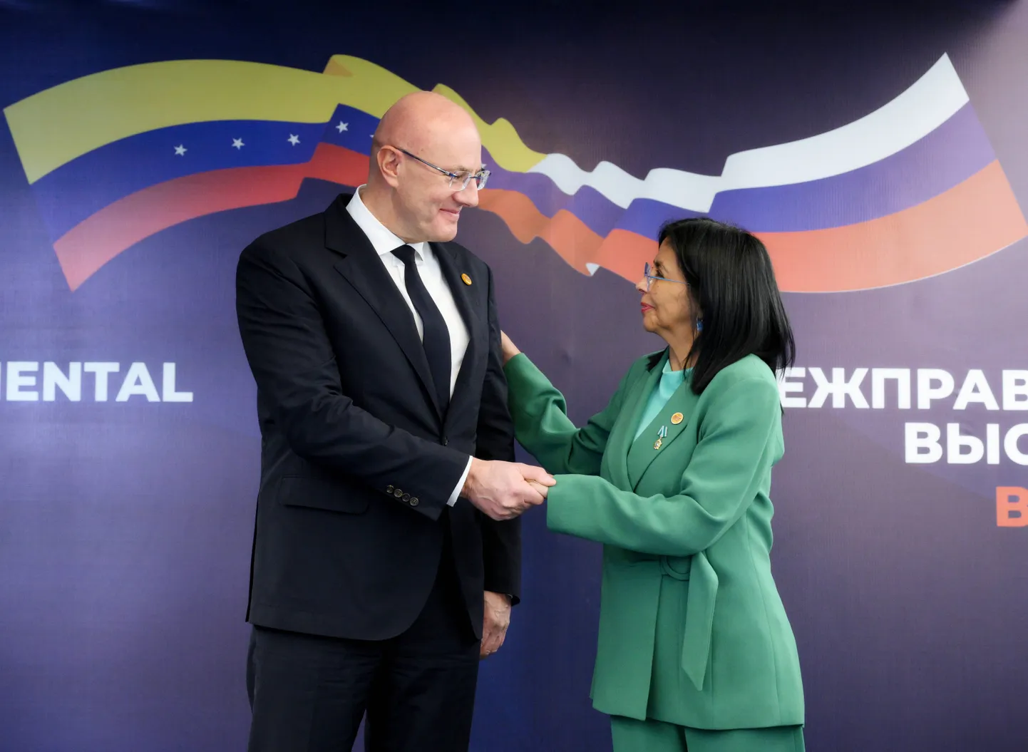 Vene asepeaminister Dmitri Tšerbõšenko ja Venezulea asepresident Delcy Rodriguez.