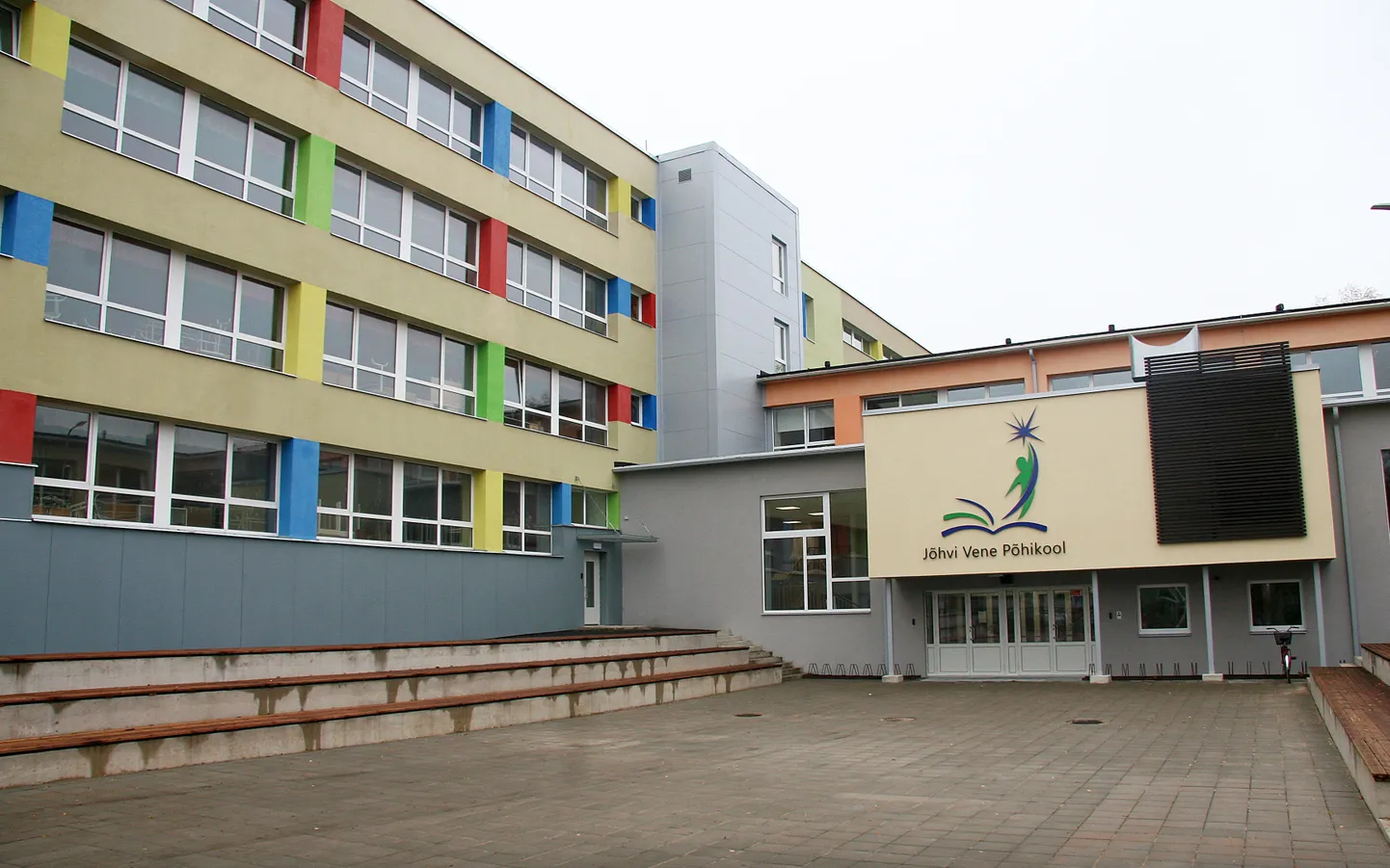 Jõhvi vene põhikool läbis viis aastat tagasi põhjaliku renoveerimise. Kuna riik rahastas toona vaid osa hoone renoveerimisest, otsustati ülejäänud pinnale rajada huvikool.