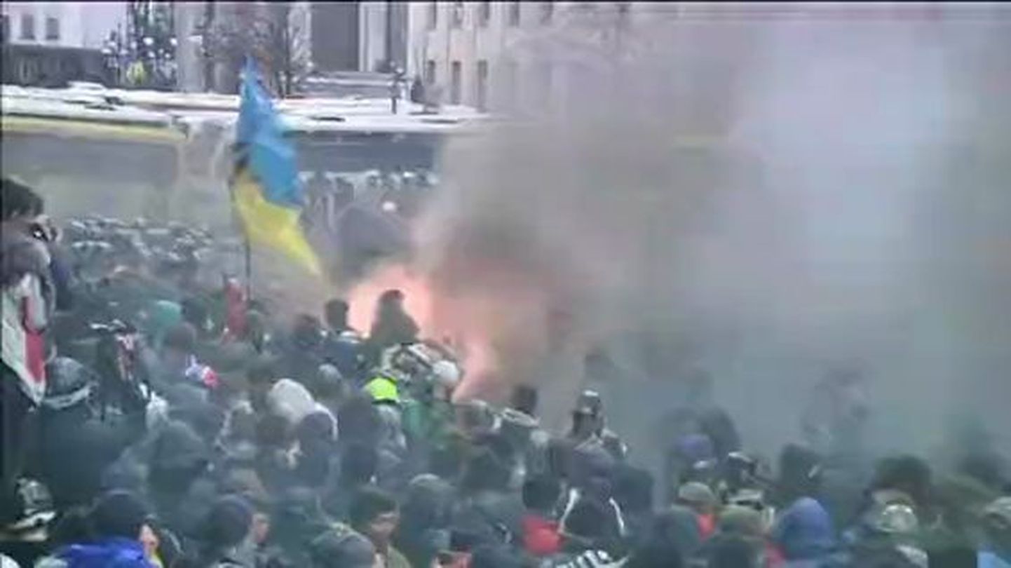 Meeleavaldajad võtsid Kiievis appi ekskavaatori