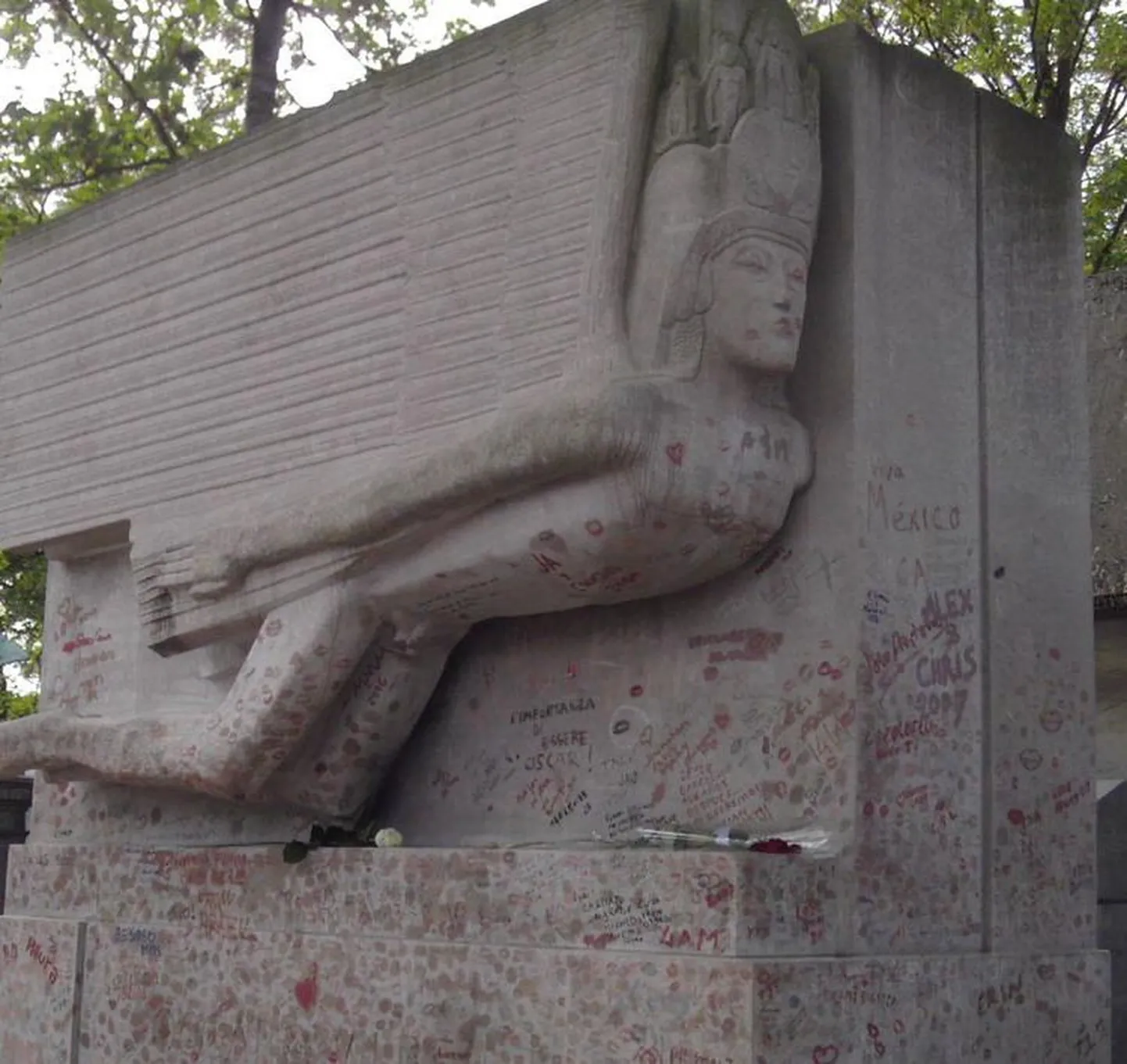 Kirjanik Oscar Wilde`i hauamonument Pariisis