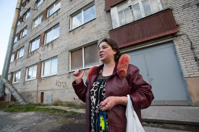 Leena oma maja ees. Teisel pool uksepakku on teine Eesti.