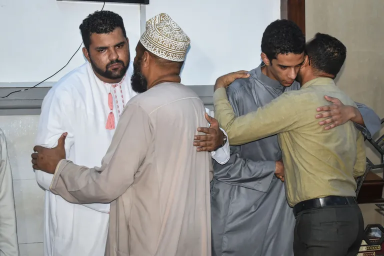 Hukkunud kapteni, 29-aastase Yared Tessema Getachew vanem vend ja onu teineteist lohutamas (vasakul) Paremal on noorem vend ja veel üks sugulane teineteist lohutamas