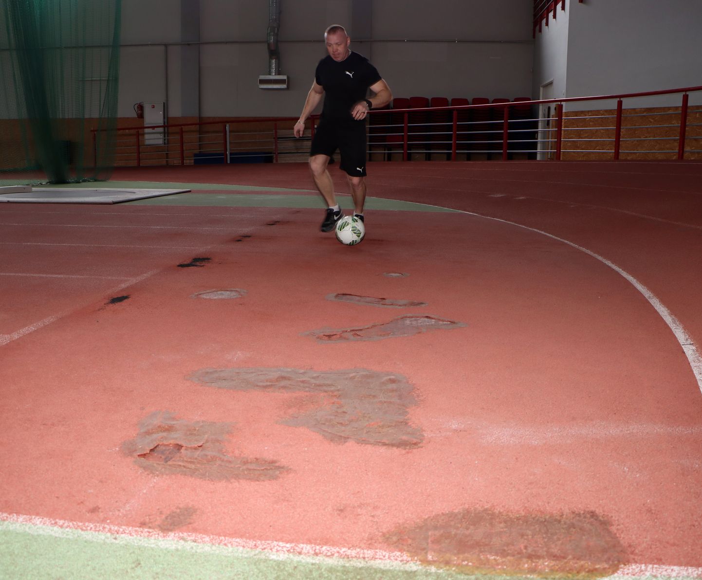 На таком полу приходится тренироваться спортсменам в Ахтмеском спортхолле, но замены покрытия в этом году не будет.