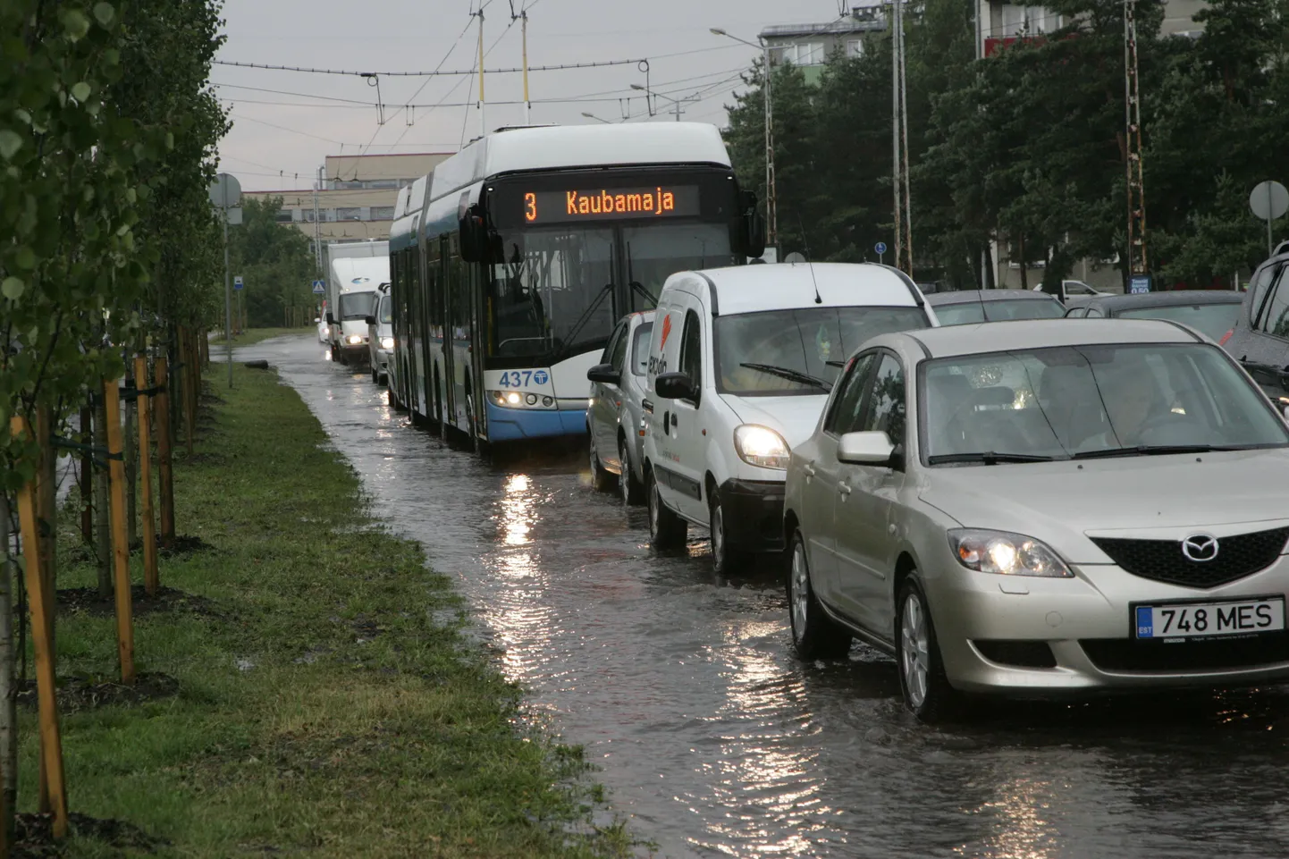 Sõpruse puiesteel puuduvad bussirajad, mis võiksid kiirendada ühistranspordiliiklust.