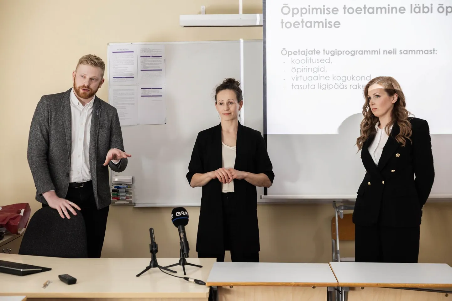 TI-Hüppe tiim (vasakult) Ivo Visak, Grete Arro ja Piret Oppi selgitas, et õpirakendus on parem alternatiiv välismaisele tehisarule, mis teeb kogu mõttetöö õpilase eest ühe näpuvajutusega ära.