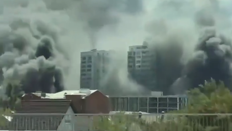 VIDEO ⟩ Krievija ar planējošajām aviācijas bumbām uzbrukusi Harkivai.  Vismaz 33 ievainotie