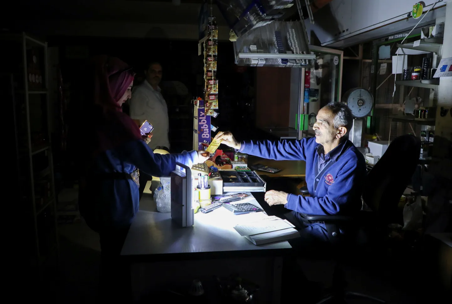 Liibanonlased ühes Bhamdouni toidupoes elektrikatkestuse ajal 9. oktoober 2021.