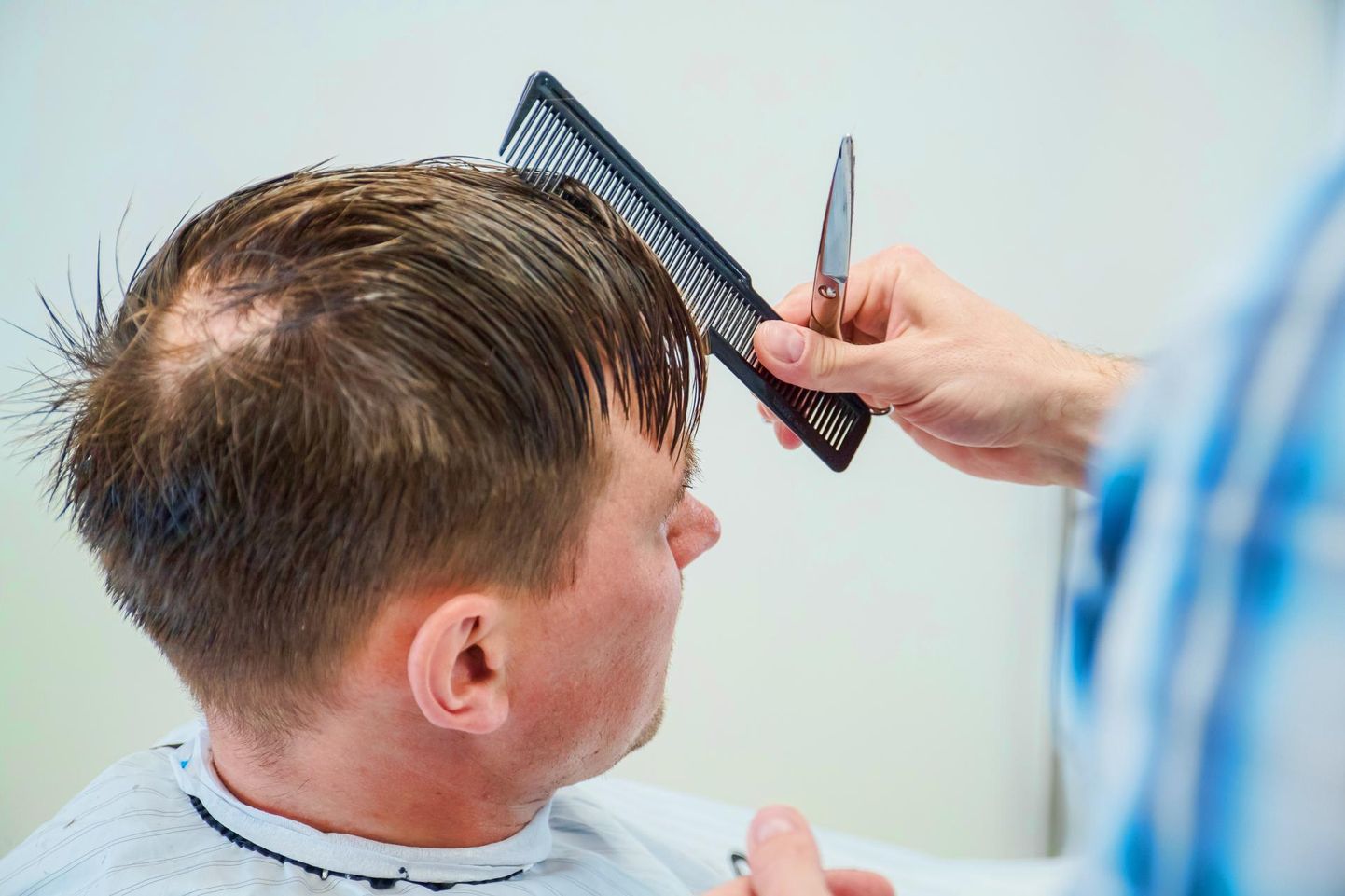 Osa juuksuriärisid on suletud, osa jätkab väiksema töömahuga. Pilt on tehtud ajal, kui juuksuri juures käik oli elu normaalne osa.