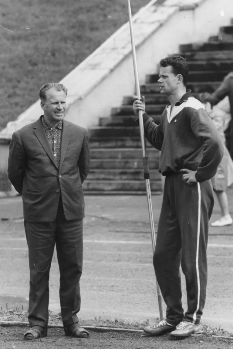 Välknõupidamisel on treener Fred Kudu (vasakul) ja õpilane Rein Aun (u 1963).