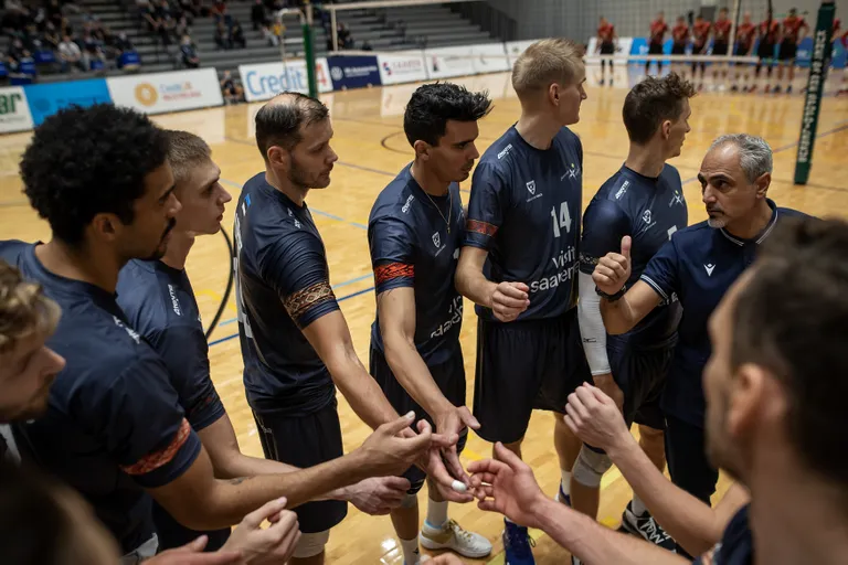 Saaremaa võrkpall hoiab kokku nii väljakul kui ka selle kõrval.