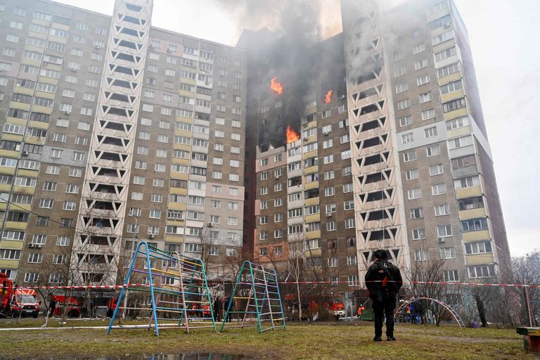 Жилой дом в Киеве, в который попал обломок ракеты. 7 февраля 2024 года.