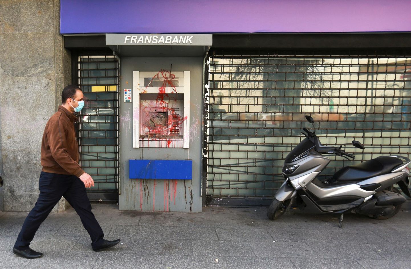 Frustreerunud kohalikud vandaalitsevad pangaautomaatide kallal. Liibanoni pangad ei luba raha dollarites välja võtta, nael aga on muutunud väärtusetuks. 