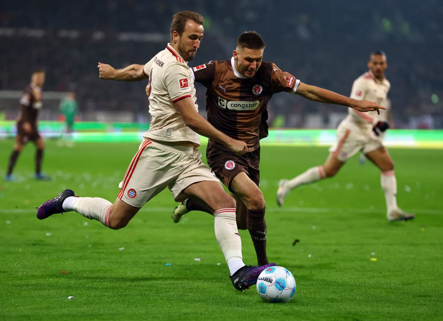 Müncheni Bayerni ründeäss Harry Kane (vasakul) ja Eesti koondise kapten Karol Mets (paremal).