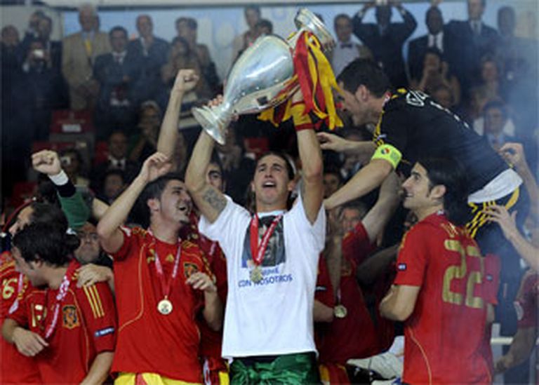 Līksmo Spānijas futbolisti, vidū, baltajā krekliņā, viens no panākuma galvenajiem kaldinātājiem - Serhio Ramoss. 