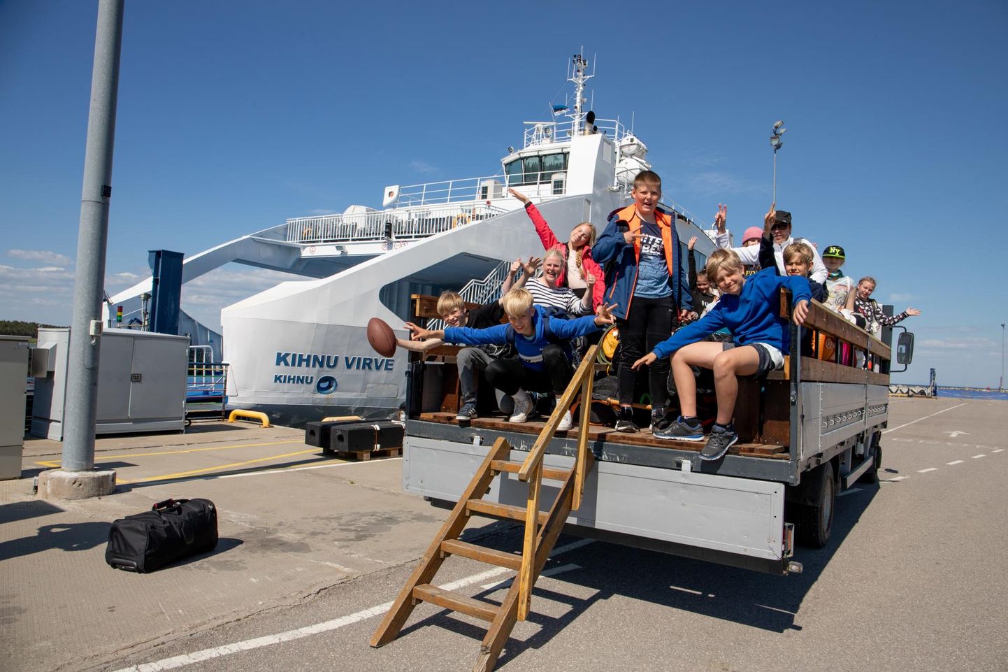 Mandrilt Kihnu ekskursioonile tulnud kooliõpilastele pakub elamuse sõitmine kastiautos, mille kasti kõrguselt on huvitav ainukordset saart uudistada ning sadamasse laevale jõuda.