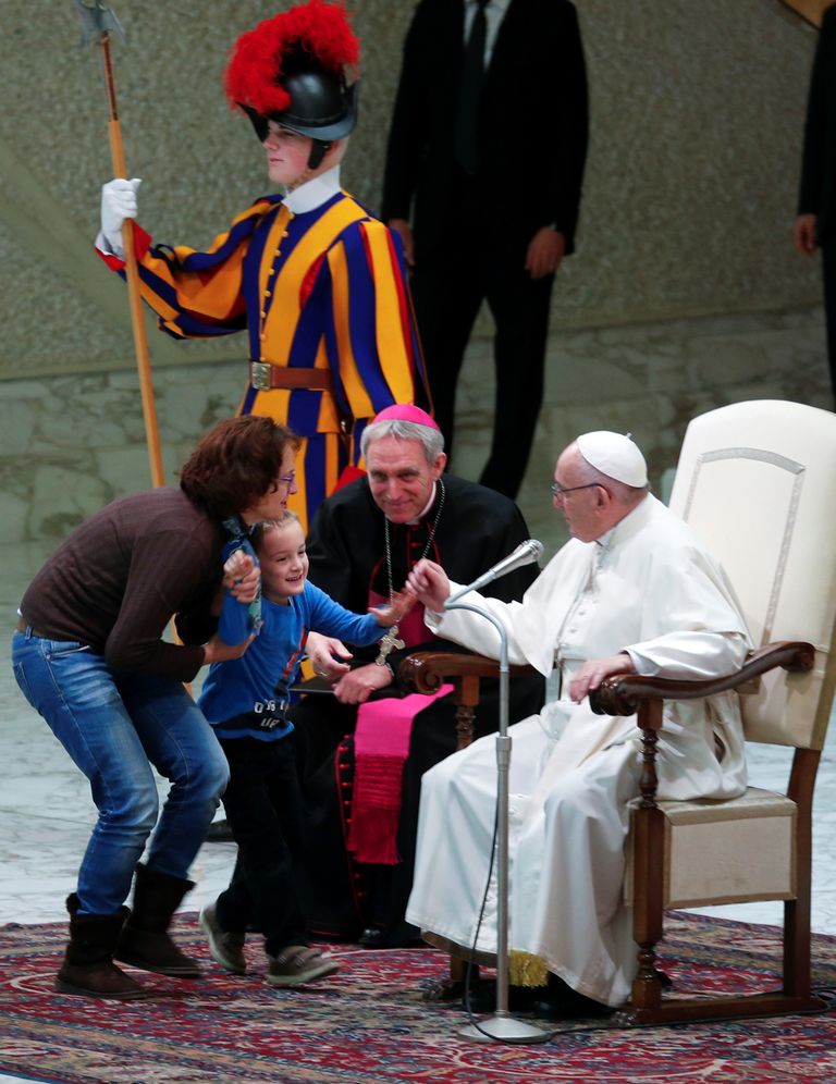 Paavst Franciscuse audientsi staariks sai väike tumm poiss