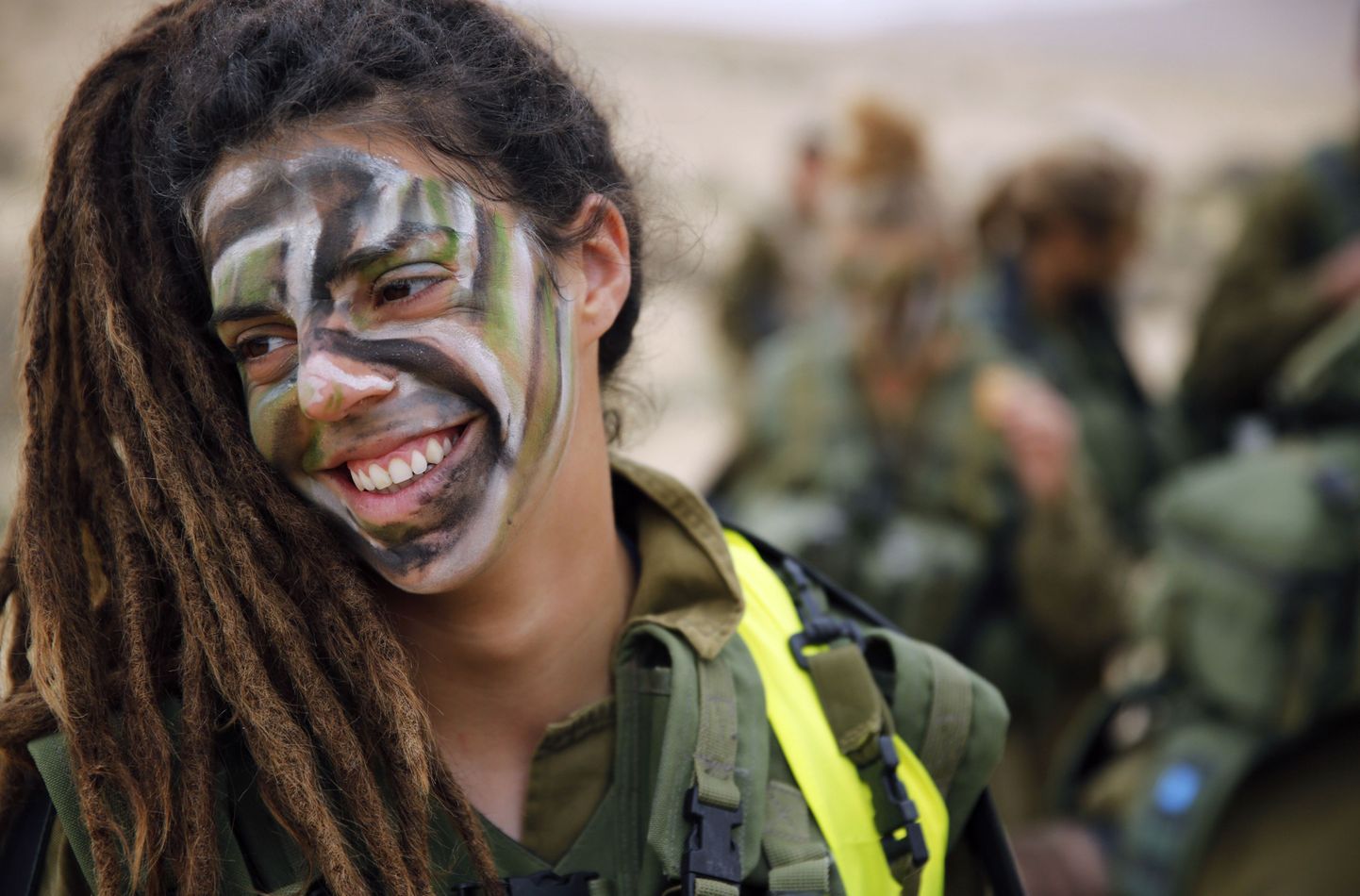 Iisraeli relvajõududes aega teeniv naine.
