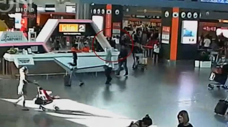 Malaisia Kuala Lumpuri lennujaama turvakaamera videokaader, millel punase ringis sees on väidetavalt Kim Jong-nam