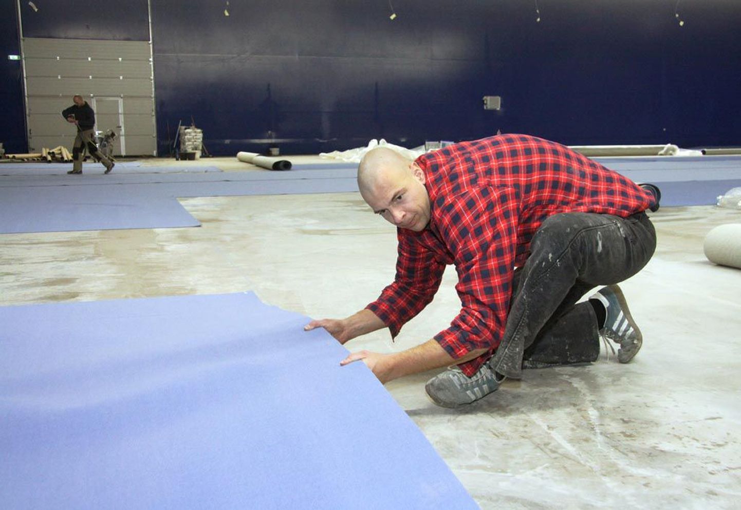 Schöppi töömees Marc Saztile on Pärnu tennisehall juba mitmes põrand vaibaga katta.