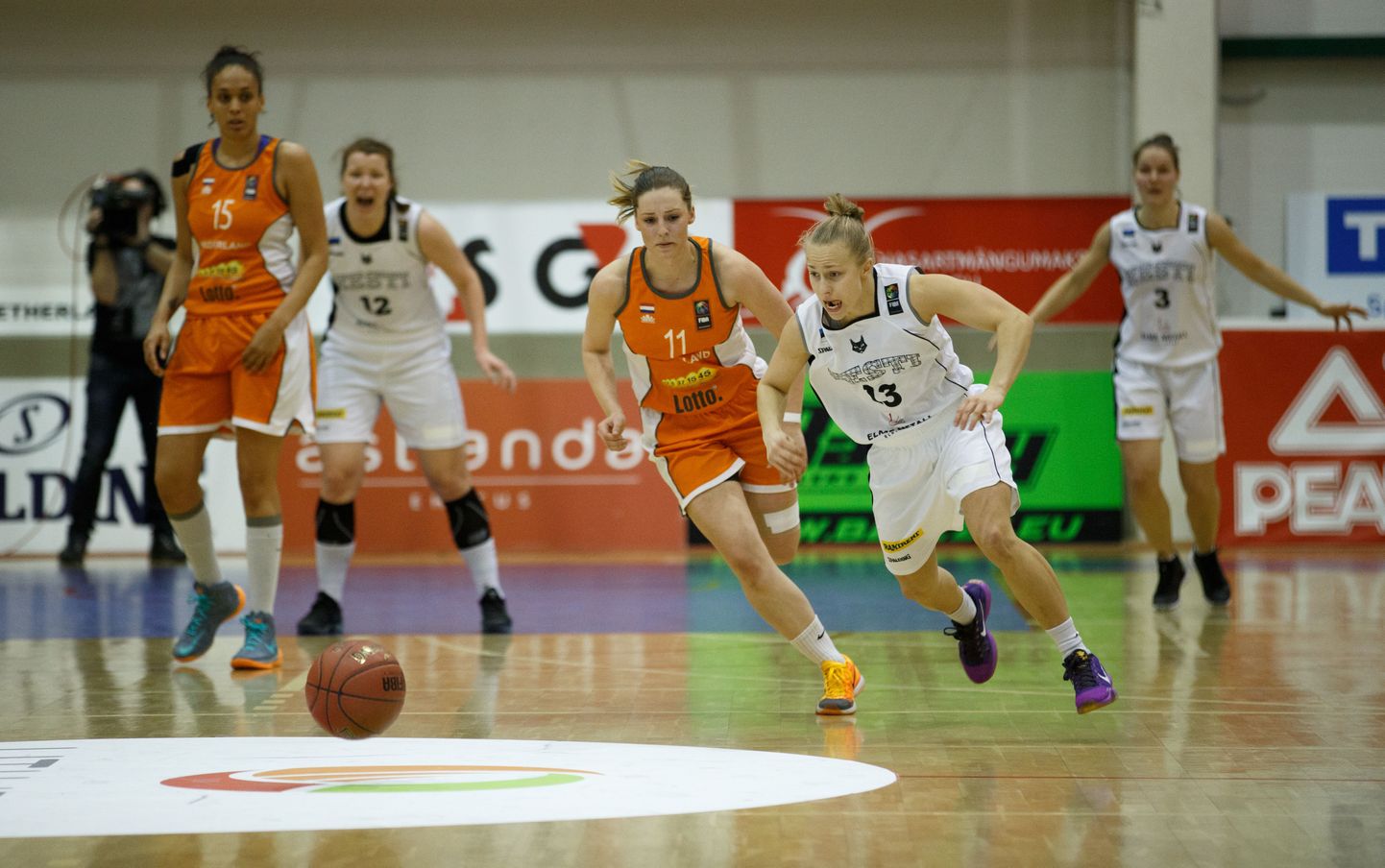 Eesti koondise mängujuht Birgit Piibur sööstab palli järele.