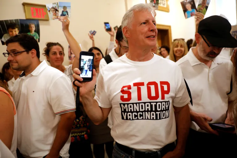 Vaktsiinivastaste meeleavaldus New Yorki Osariigi kohtumajas.