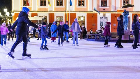 Õppekäikude rahakeeld andis löögi raeplatsi uisuväljakule