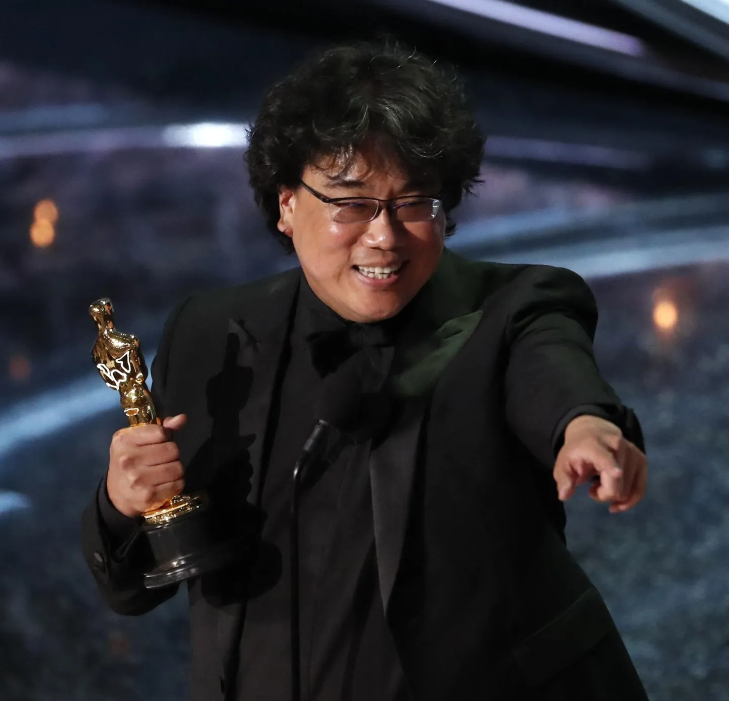 «Parasiidi» režissöör ja stsenarist Bong Joon-ho kuldmehikesega.